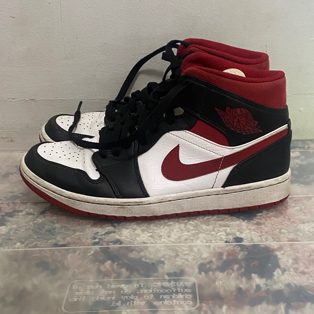 USED Nike Air Jordan Size 7.5 Sneakers Black Red White